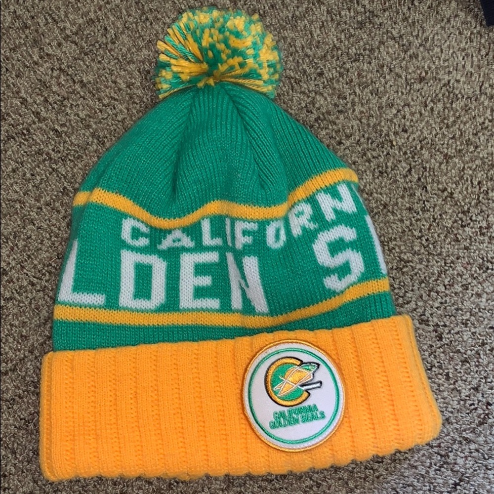 California golden seals Pom-Pom hat